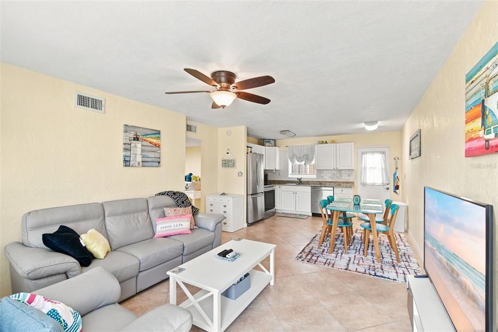 For Sale: $305,000 (3 beds, 2 baths, 937 Square Feet)