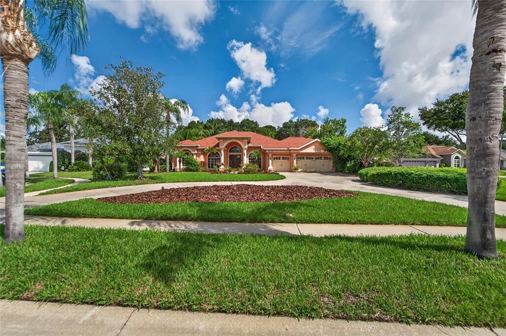 For Sale: $700,000 (6 beds, 3 baths, 2988 Square Feet)
