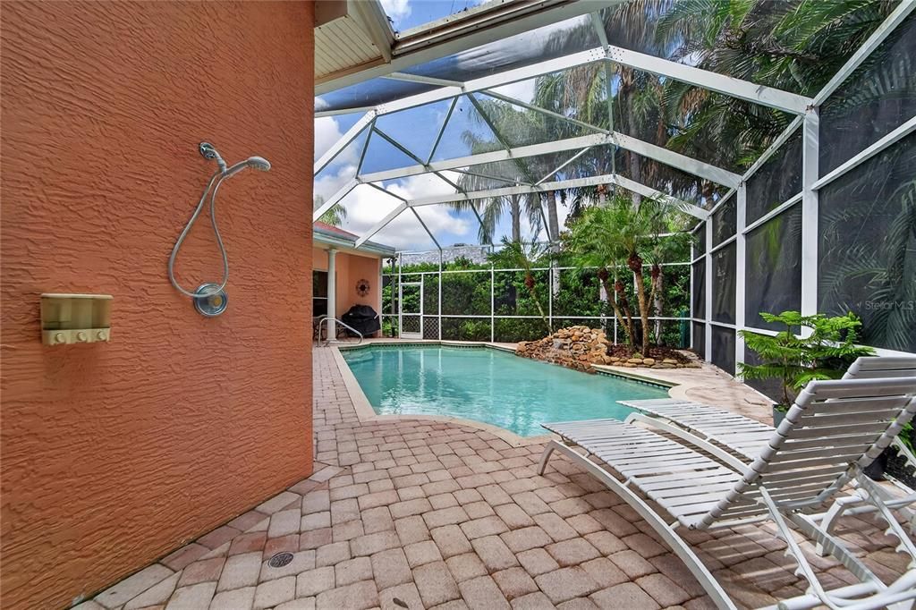 For Sale: $700,000 (6 beds, 3 baths, 2988 Square Feet)