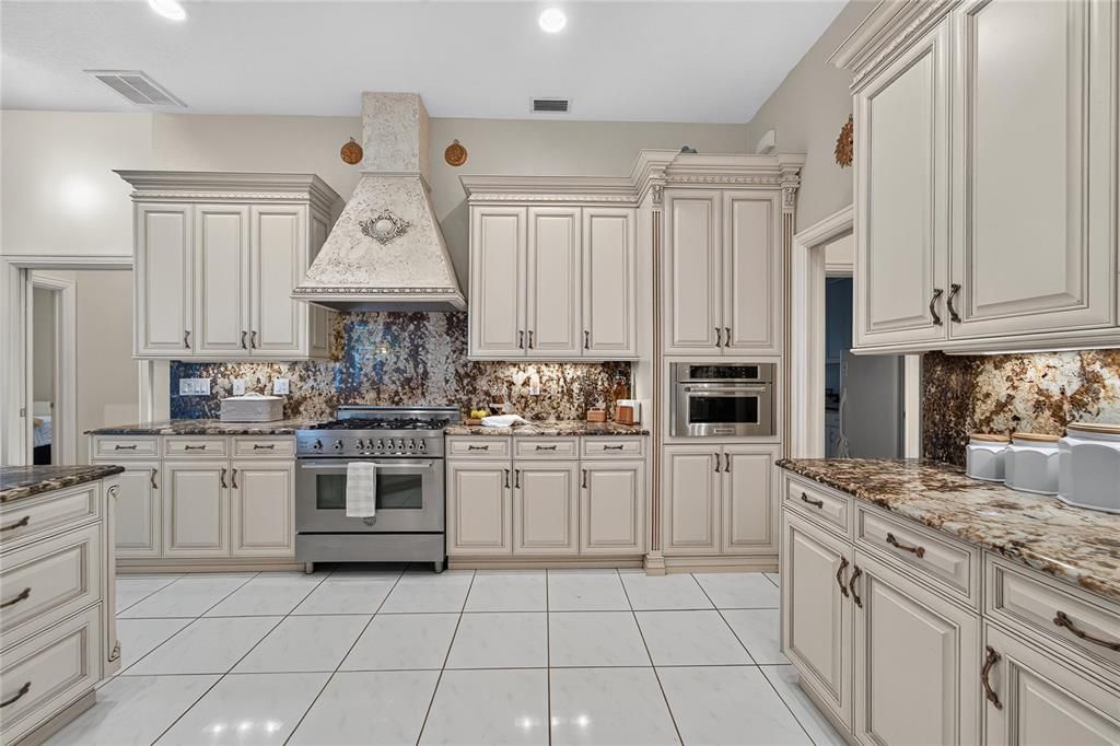 For Sale: $700,000 (6 beds, 3 baths, 2988 Square Feet)