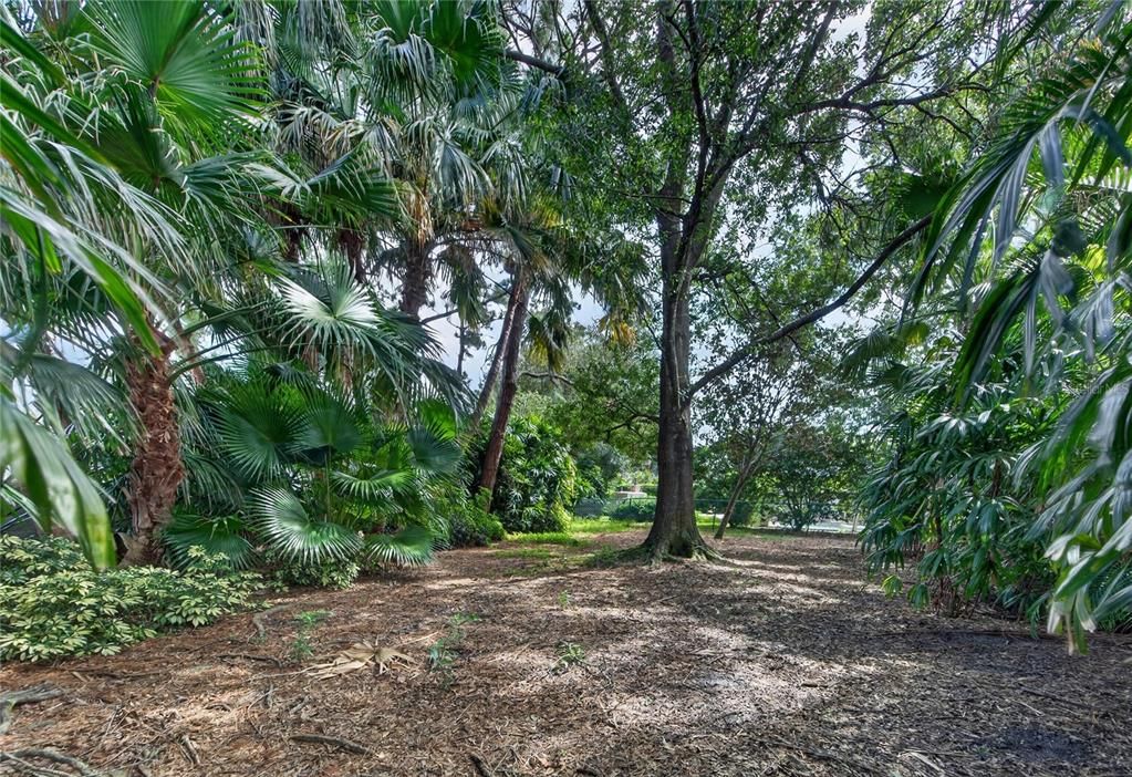 For Sale: $700,000 (6 beds, 3 baths, 2988 Square Feet)