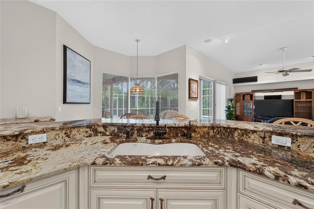For Sale: $700,000 (6 beds, 3 baths, 2988 Square Feet)