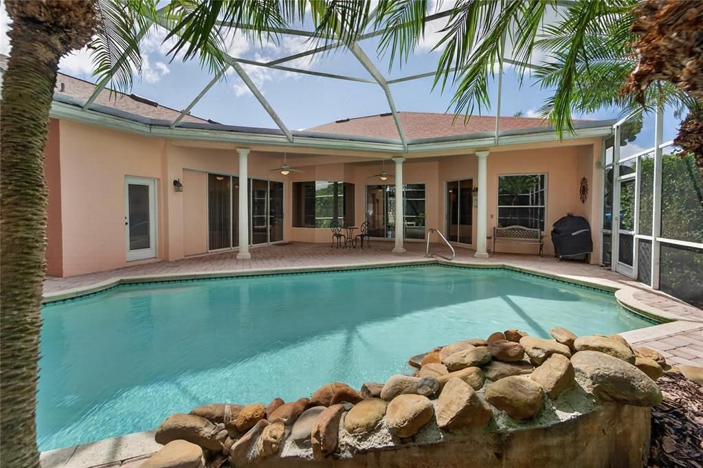 For Sale: $700,000 (6 beds, 3 baths, 2988 Square Feet)