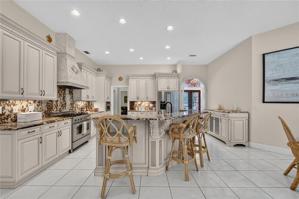 For Sale: $700,000 (6 beds, 3 baths, 2988 Square Feet)