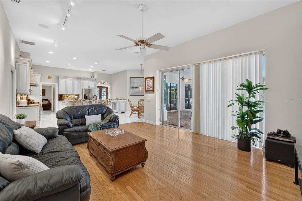 For Sale: $700,000 (6 beds, 3 baths, 2988 Square Feet)