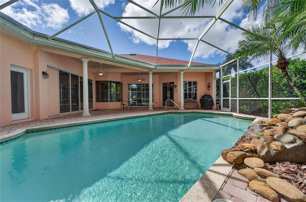For Sale: $700,000 (6 beds, 3 baths, 2988 Square Feet)