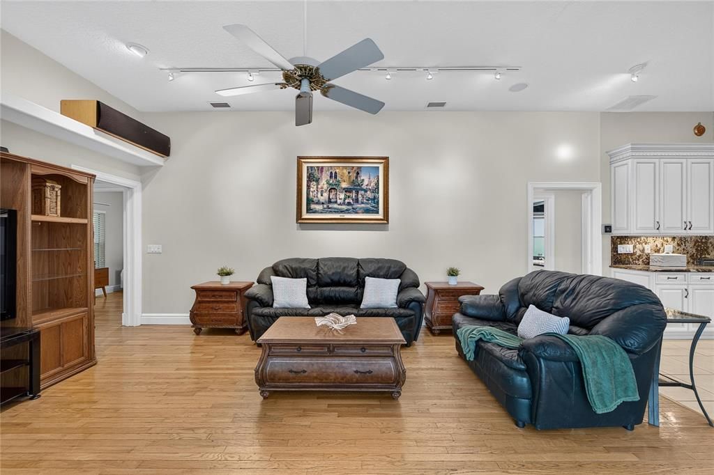 For Sale: $700,000 (6 beds, 3 baths, 2988 Square Feet)