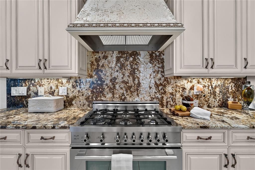 For Sale: $700,000 (6 beds, 3 baths, 2988 Square Feet)
