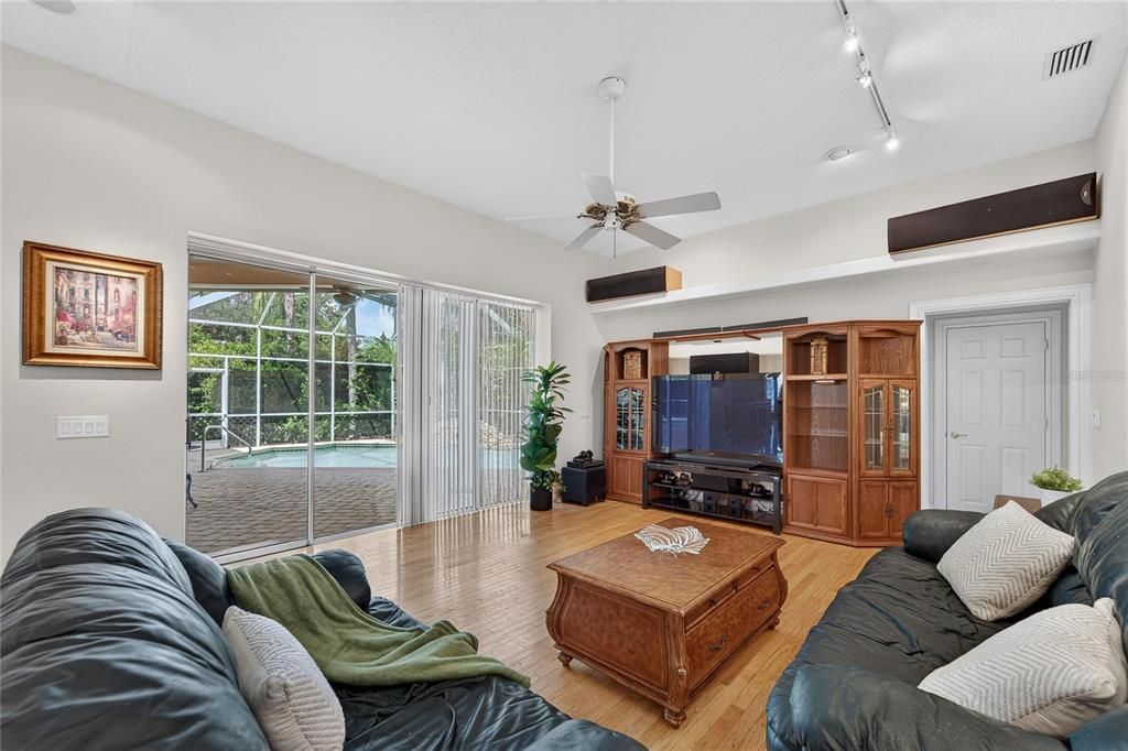 For Sale: $700,000 (6 beds, 3 baths, 2988 Square Feet)