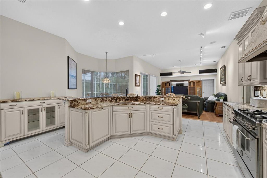 For Sale: $700,000 (6 beds, 3 baths, 2988 Square Feet)