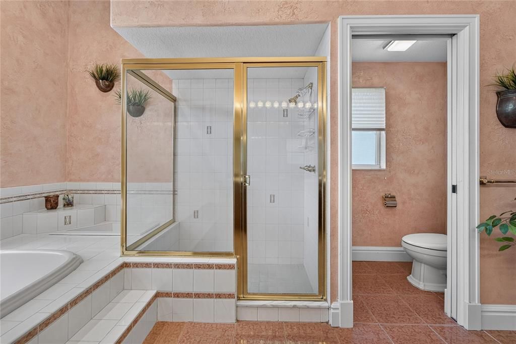 For Sale: $700,000 (6 beds, 3 baths, 2988 Square Feet)