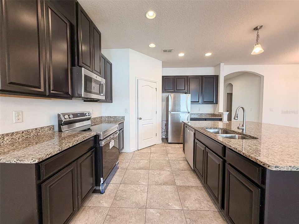 For Rent: $2,500 (3 beds, 2 baths, 2001 Square Feet)