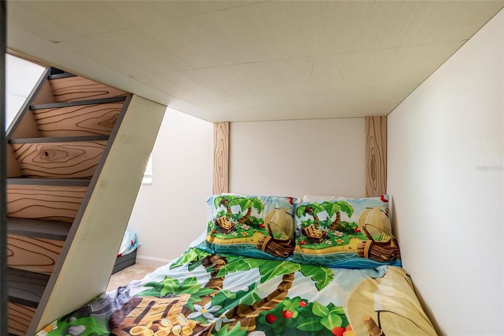 待售: $675,000 (8 贝兹, 5 浴室, 3805 平方英尺)
