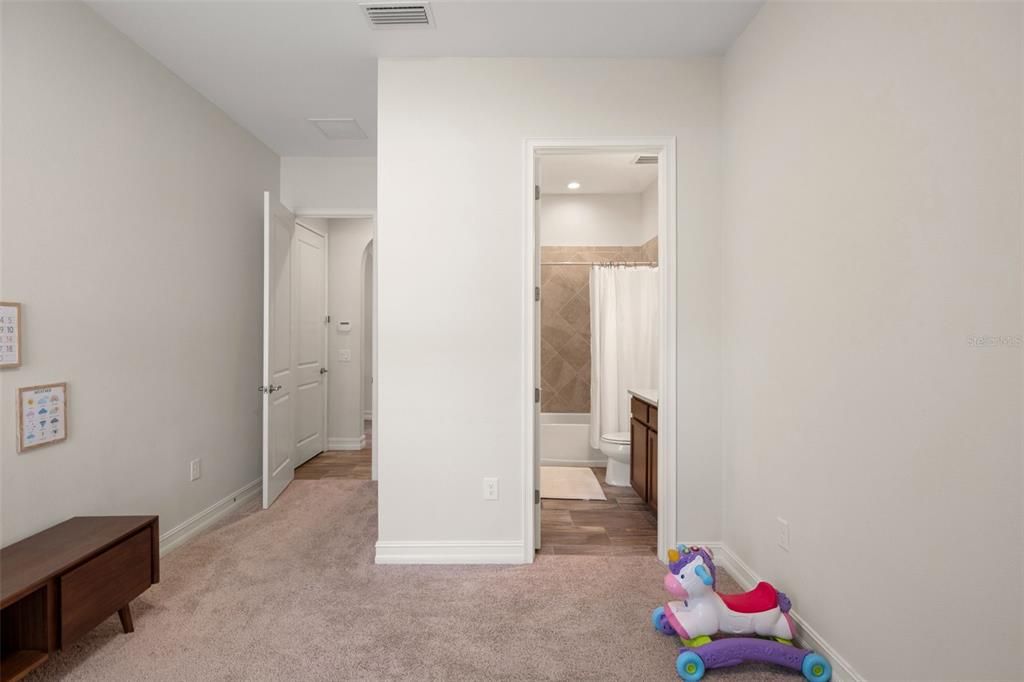 En Venta: $547,900 (4 camas, 3 baños, 2616 Pies cuadrados)