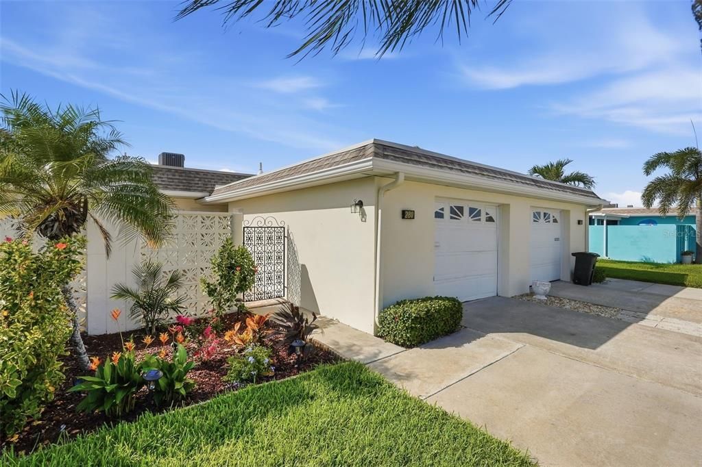 For Sale: $439,900 (2 beds, 2 baths, 1085 Square Feet)