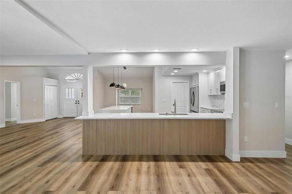 En Venta: $774,900 (4 camas, 3 baños, 2470 Pies cuadrados)
