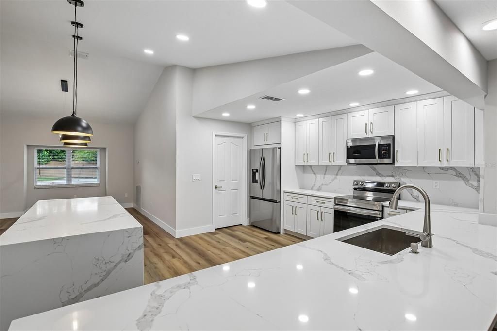 En Venta: $774,900 (4 camas, 3 baños, 2470 Pies cuadrados)