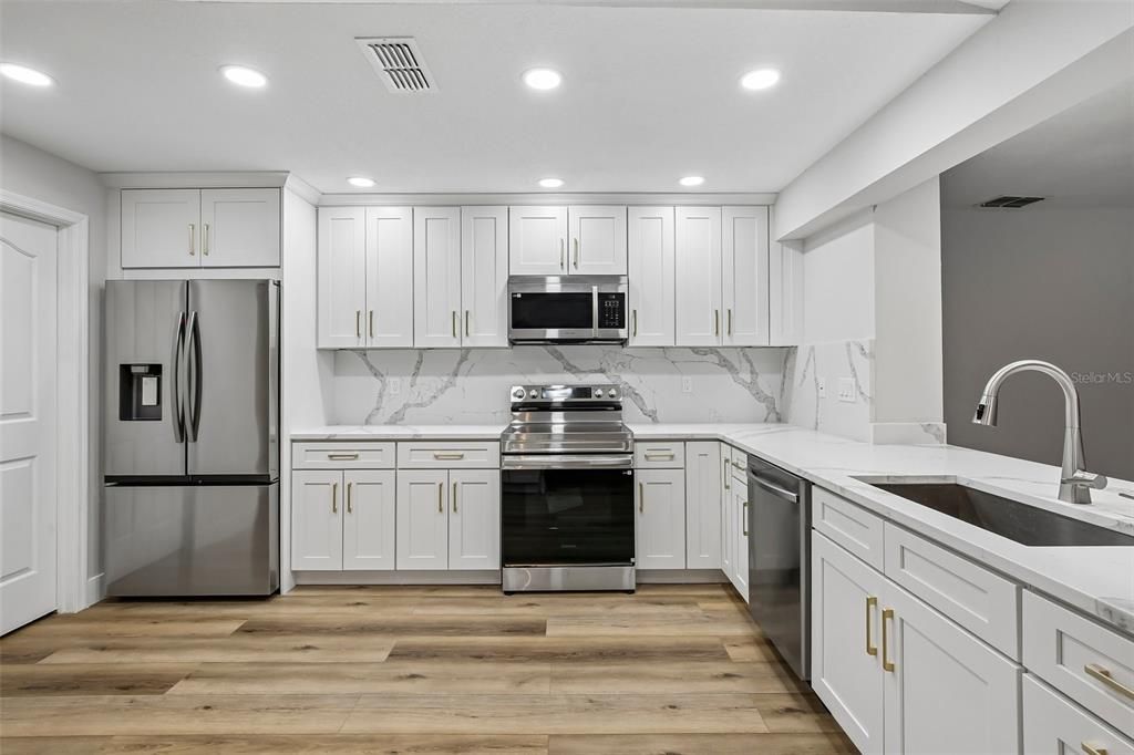 En Venta: $774,900 (4 camas, 3 baños, 2470 Pies cuadrados)