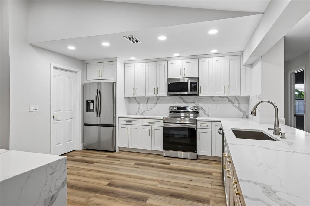 En Venta: $774,900 (4 camas, 3 baños, 2470 Pies cuadrados)