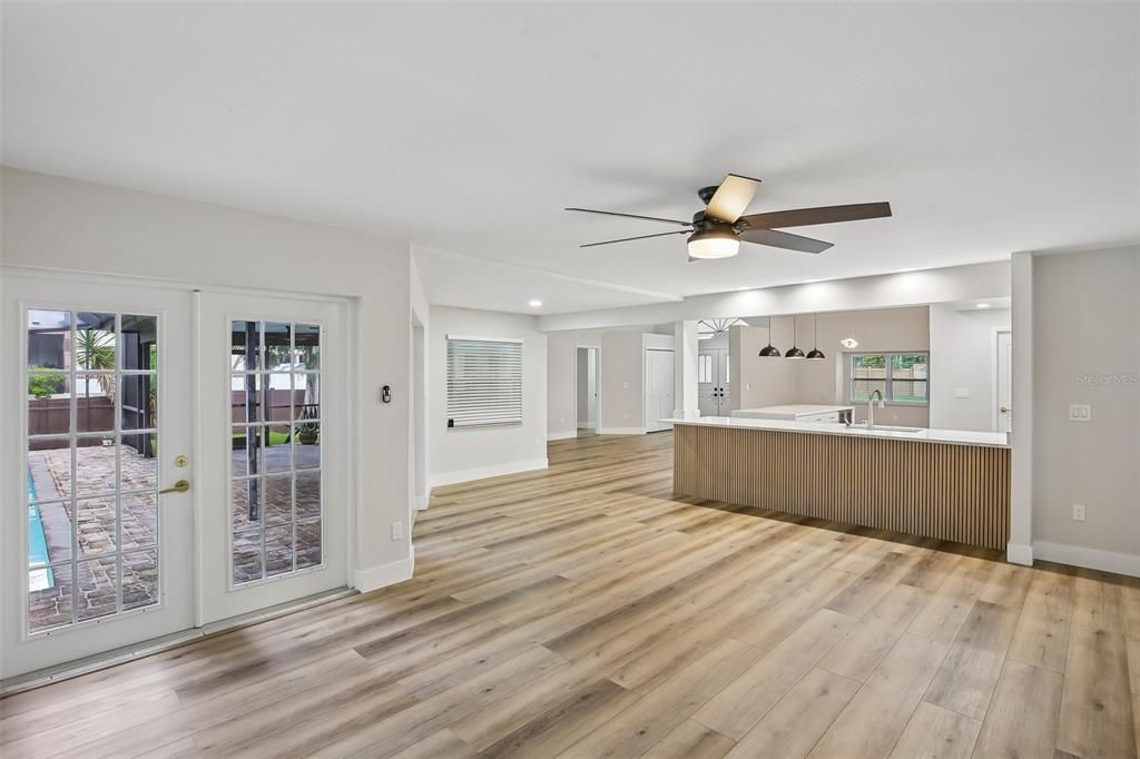 En Venta: $774,900 (4 camas, 3 baños, 2470 Pies cuadrados)