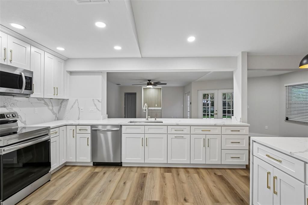En Venta: $774,900 (4 camas, 3 baños, 2470 Pies cuadrados)