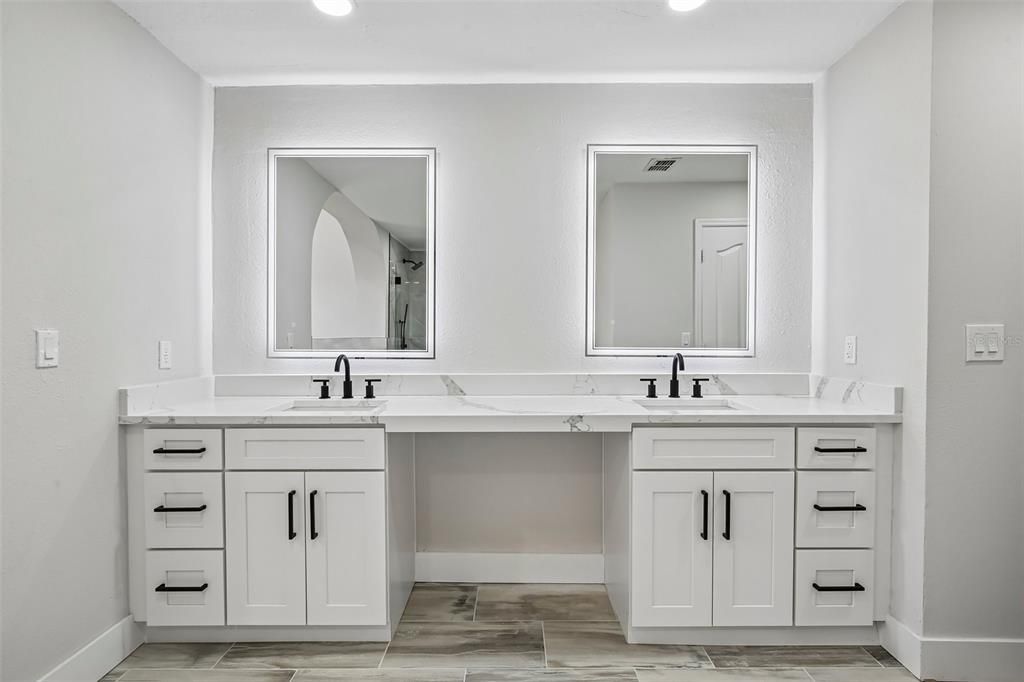 En Venta: $774,900 (4 camas, 3 baños, 2470 Pies cuadrados)