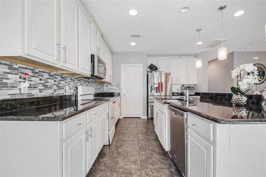 For Sale: $459,995 (4 beds, 2 baths, 2338 Square Feet)