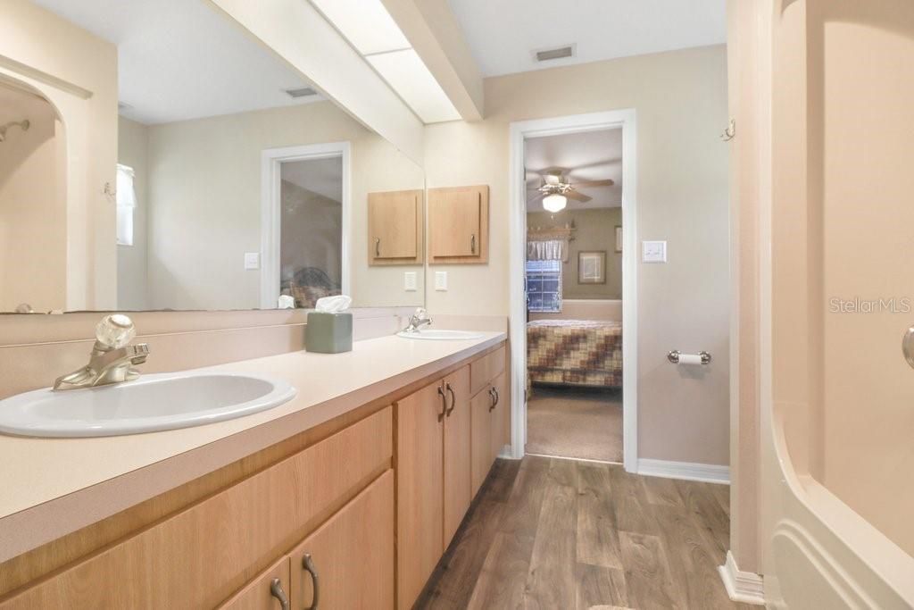 En Venta: $900,000 (4 camas, 3 baños, 2599 Pies cuadrados)