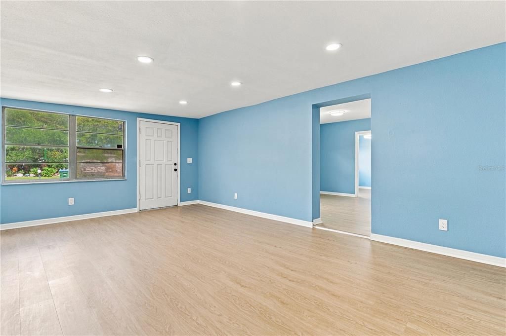 For Sale: $259,900 (2 beds, 1 baths, 952 Square Feet)