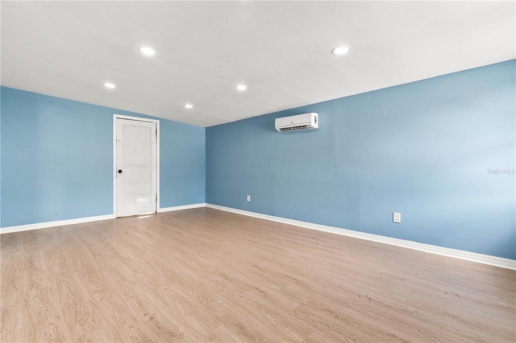 For Sale: $259,900 (2 beds, 1 baths, 952 Square Feet)