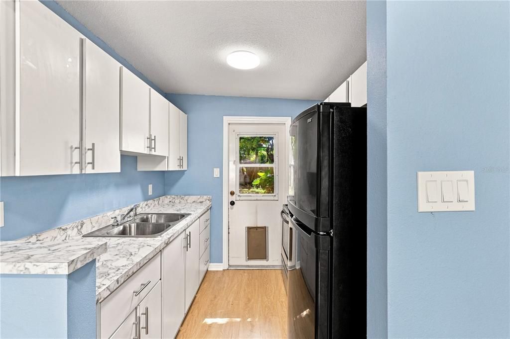For Sale: $259,900 (2 beds, 1 baths, 952 Square Feet)