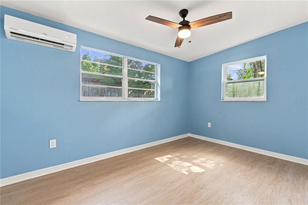 For Sale: $259,900 (2 beds, 1 baths, 952 Square Feet)