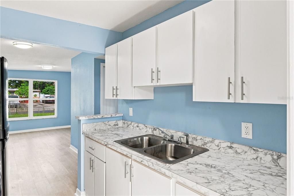 For Sale: $259,900 (2 beds, 1 baths, 952 Square Feet)