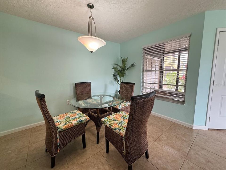 For Rent: $1,600 (3 beds, 2 baths, 1037 Square Feet)