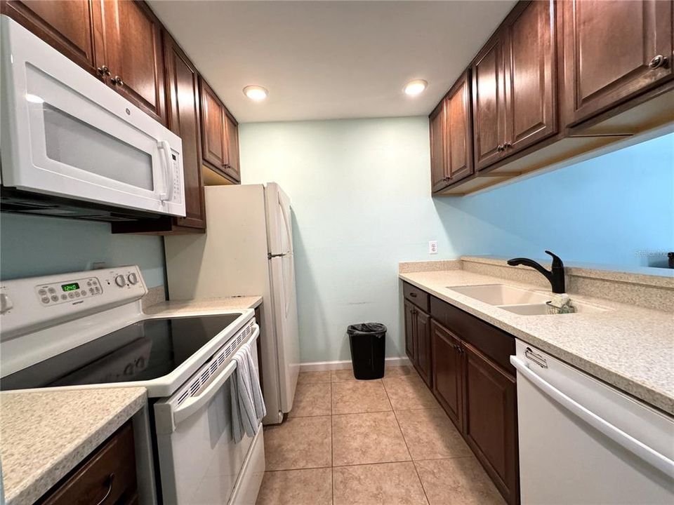 For Rent: $1,600 (3 beds, 2 baths, 1037 Square Feet)