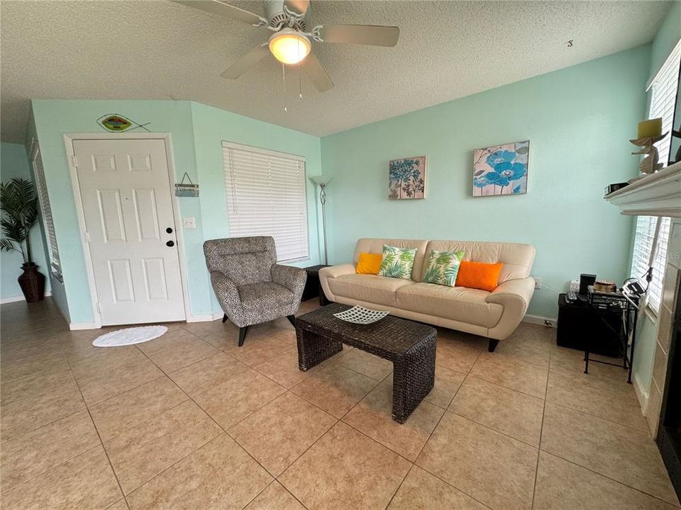 For Rent: $1,600 (3 beds, 2 baths, 1037 Square Feet)