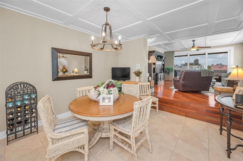 En Venta: $1,225,000 (3 camas, 3 baños, 2215 Pies cuadrados)