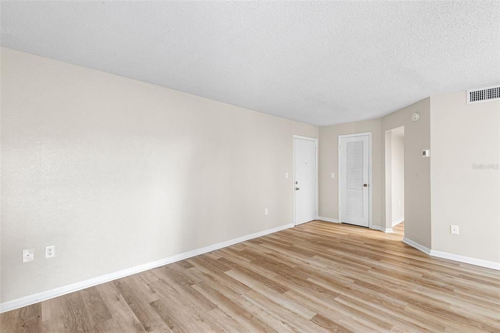 For Sale: $119,900 (2 beds, 2 baths, 1099 Square Feet)