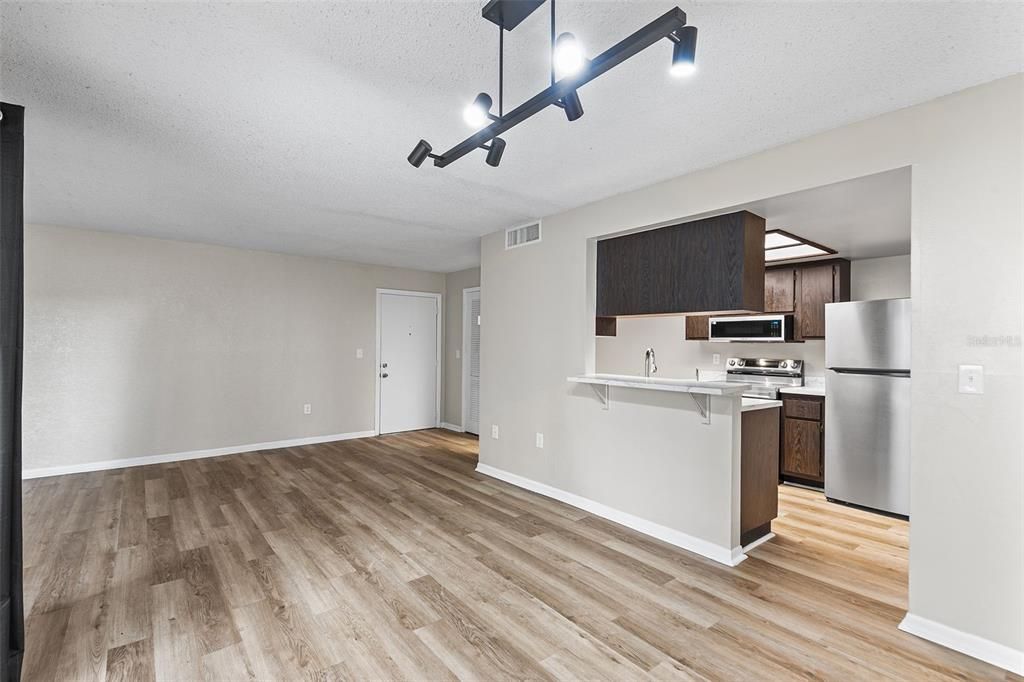 For Sale: $119,900 (2 beds, 2 baths, 1099 Square Feet)