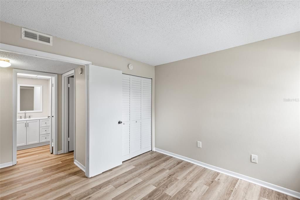 For Sale: $119,900 (2 beds, 2 baths, 1099 Square Feet)
