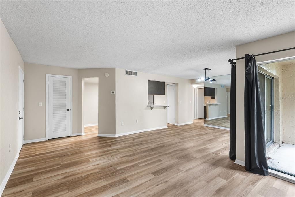 For Sale: $119,900 (2 beds, 2 baths, 1099 Square Feet)