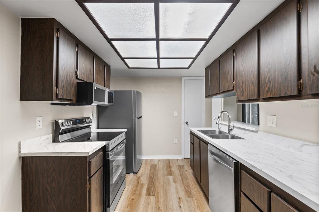 For Sale: $119,900 (2 beds, 2 baths, 1099 Square Feet)