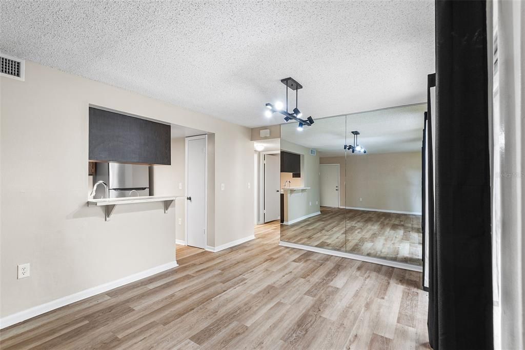 For Sale: $119,900 (2 beds, 2 baths, 1099 Square Feet)