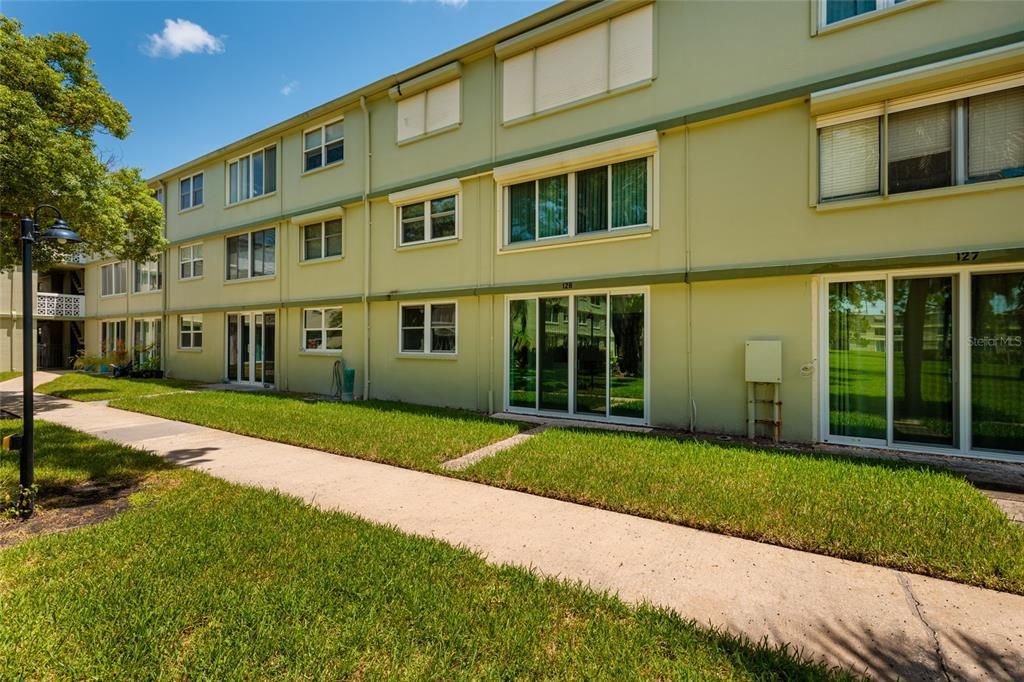 For Rent: $1,800 (2 beds, 2 baths, 1035 Square Feet)