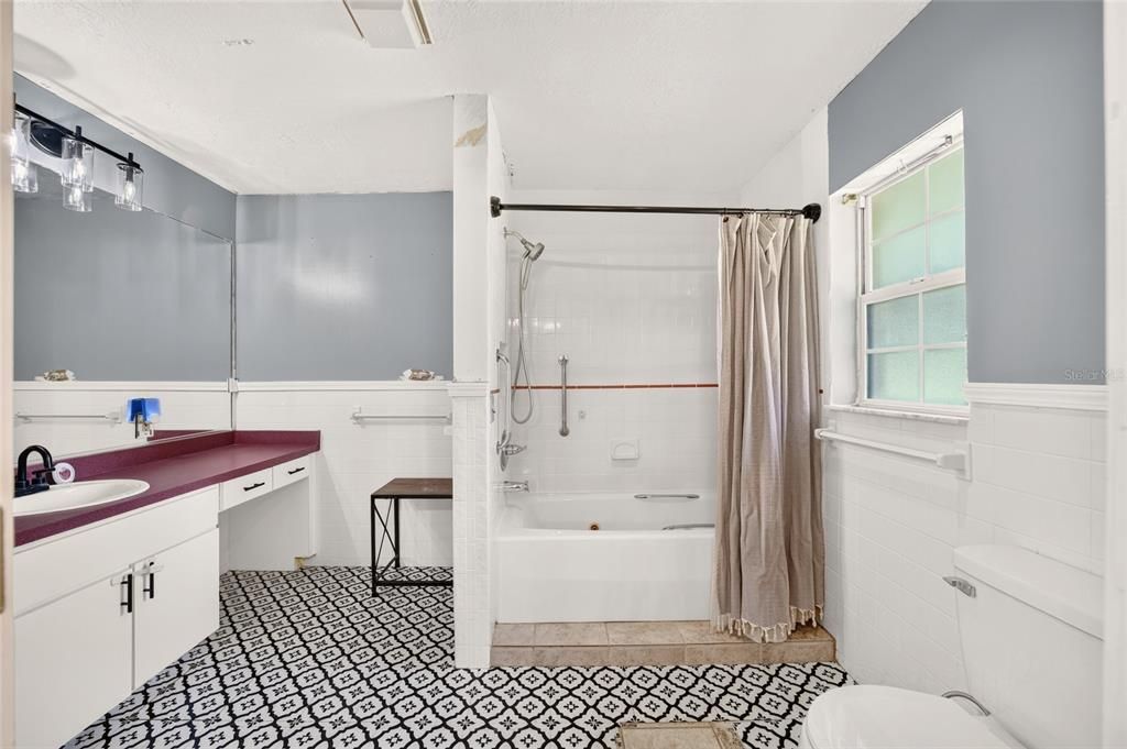 Active With Contract: $237,000 (3 beds, 2 baths, 1685 Square Feet)