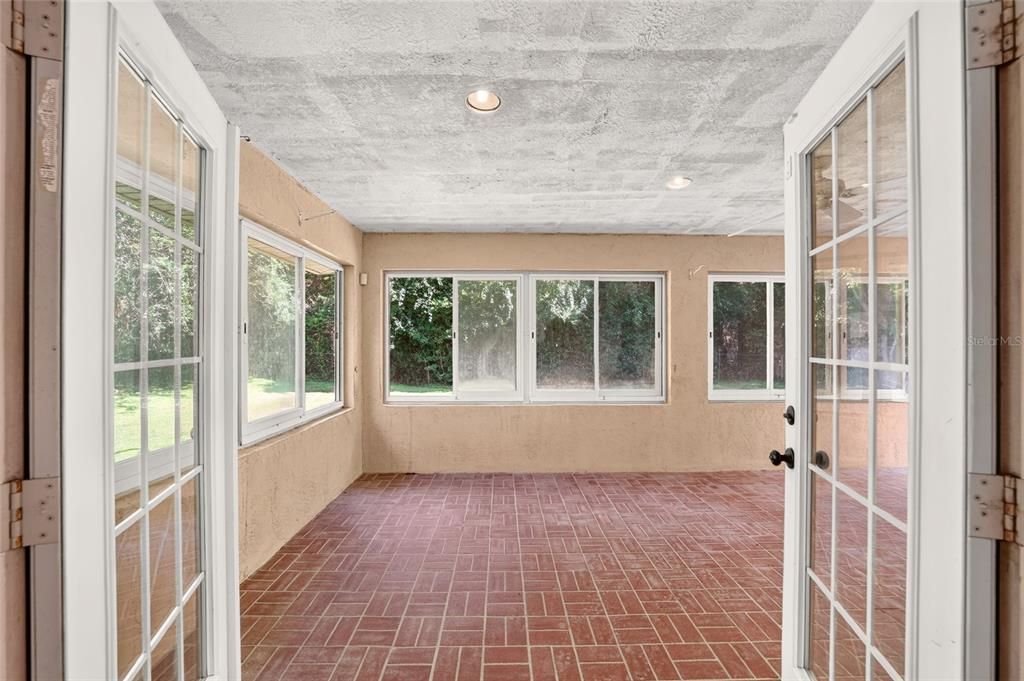 Active With Contract: $237,000 (3 beds, 2 baths, 1685 Square Feet)