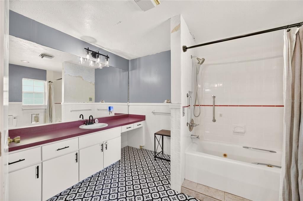 Active With Contract: $237,000 (3 beds, 2 baths, 1685 Square Feet)