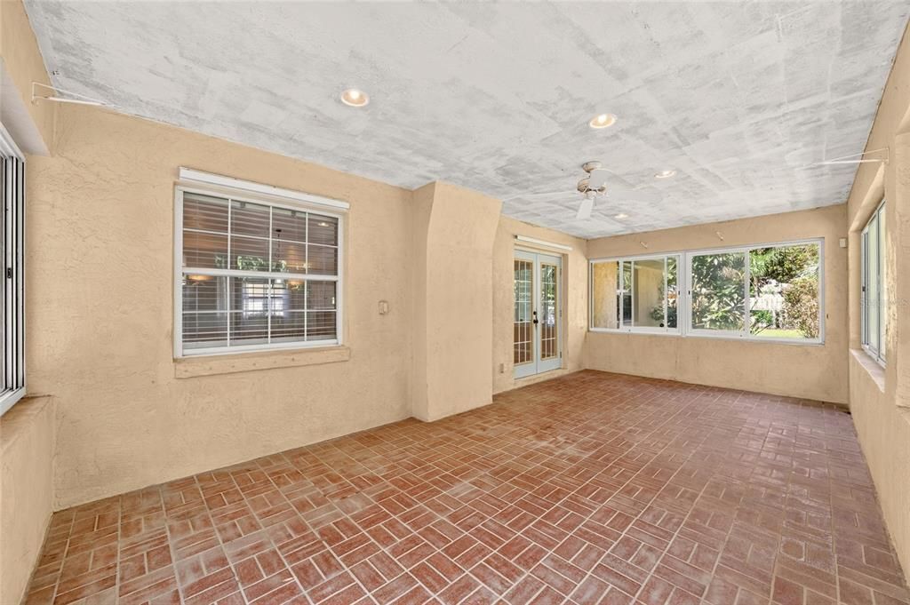 Active With Contract: $237,000 (3 beds, 2 baths, 1685 Square Feet)