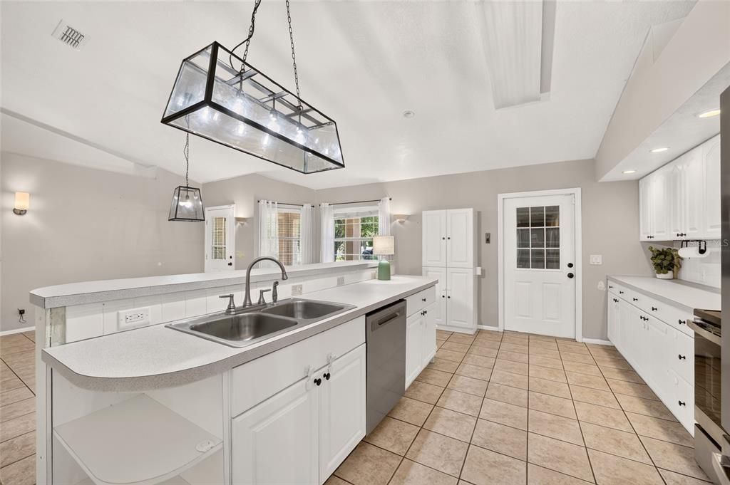 Active With Contract: $237,000 (3 beds, 2 baths, 1685 Square Feet)