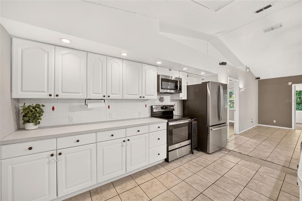 Active With Contract: $237,000 (3 beds, 2 baths, 1685 Square Feet)